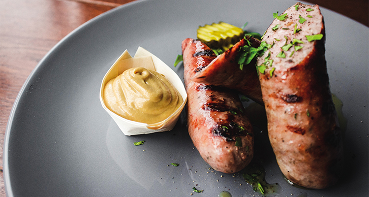 Freue dich auf leckere Grillspezialitäten wie Fleischkäse oder Thüringer Bratwürste zentral in Naumburg, nähe Dom, direkt am Holzmarkt.